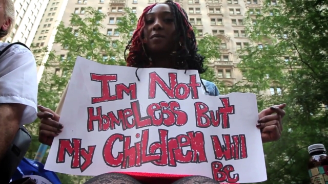 "Non sono una senza tetto, ma i miei figli lo saranno". Occupy Wall Street, Zuccotti Park, New York (c) Steven Greenstreet