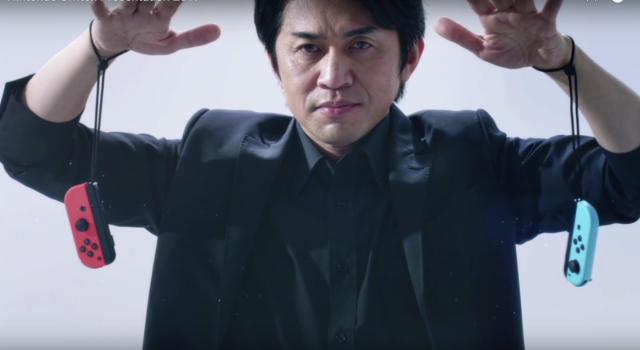Yoshiaki Koizumi, Nintendo Switch General Producer in una posa inquietante tra il Mago Oronzo e Sub Zero di Mortal Kombat: 